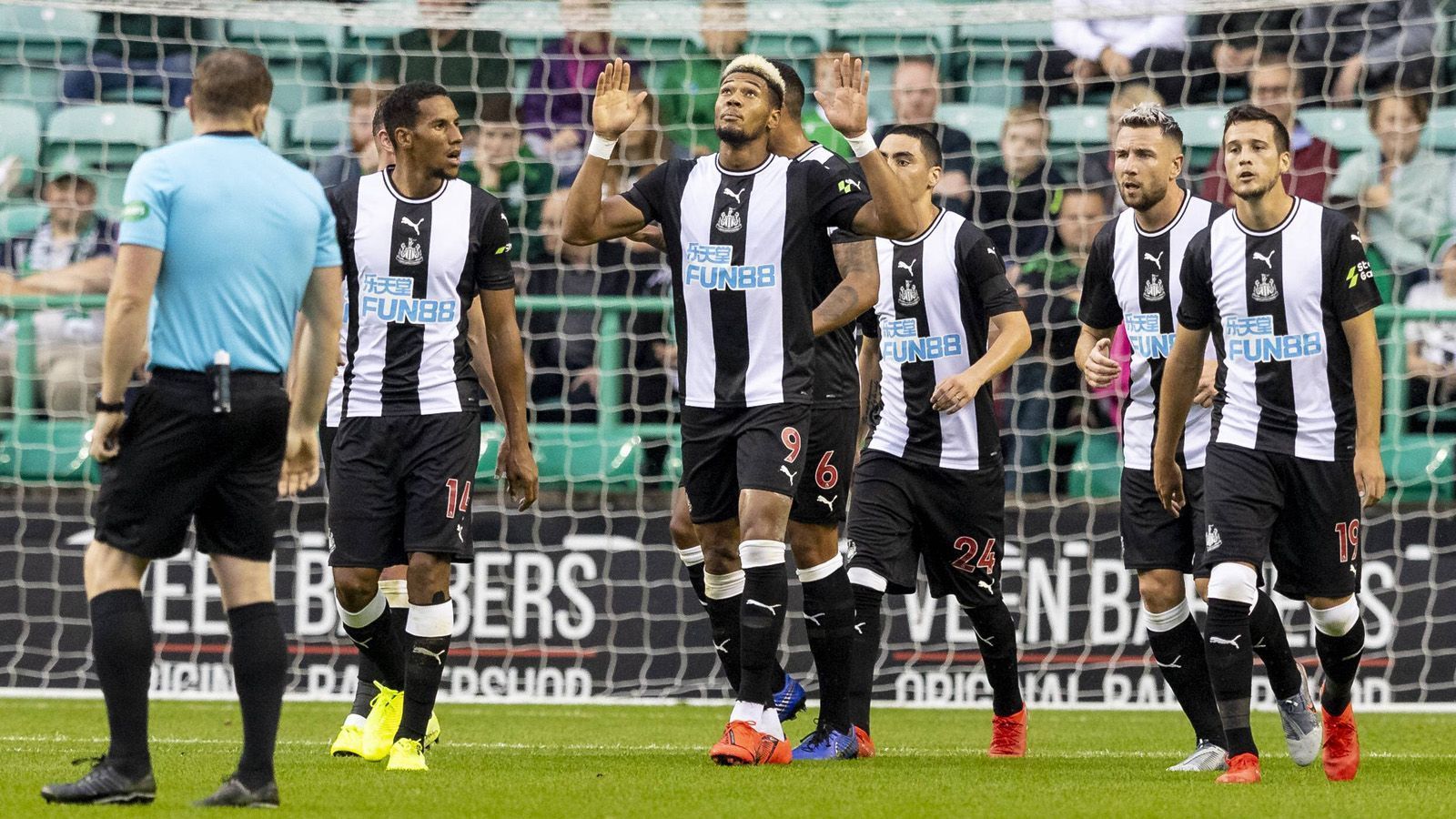 
                <strong>Newcastle United</strong><br>
                Gesamtausgaben: 68,4 Millionen EuroTeuerster Einkauf: Joelinton (3.v.l., 44 Millionen Euro)
              