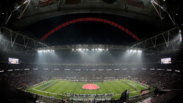 
                <strong>Platz 2: Wembley Stadium (London)</strong><br>
                Platz 2: Wembley Stadium, London. Die Heimat der englischen Nationalmannschaft fasst 90.000 Plätze und belegt damit den zweiten Rang. 
              