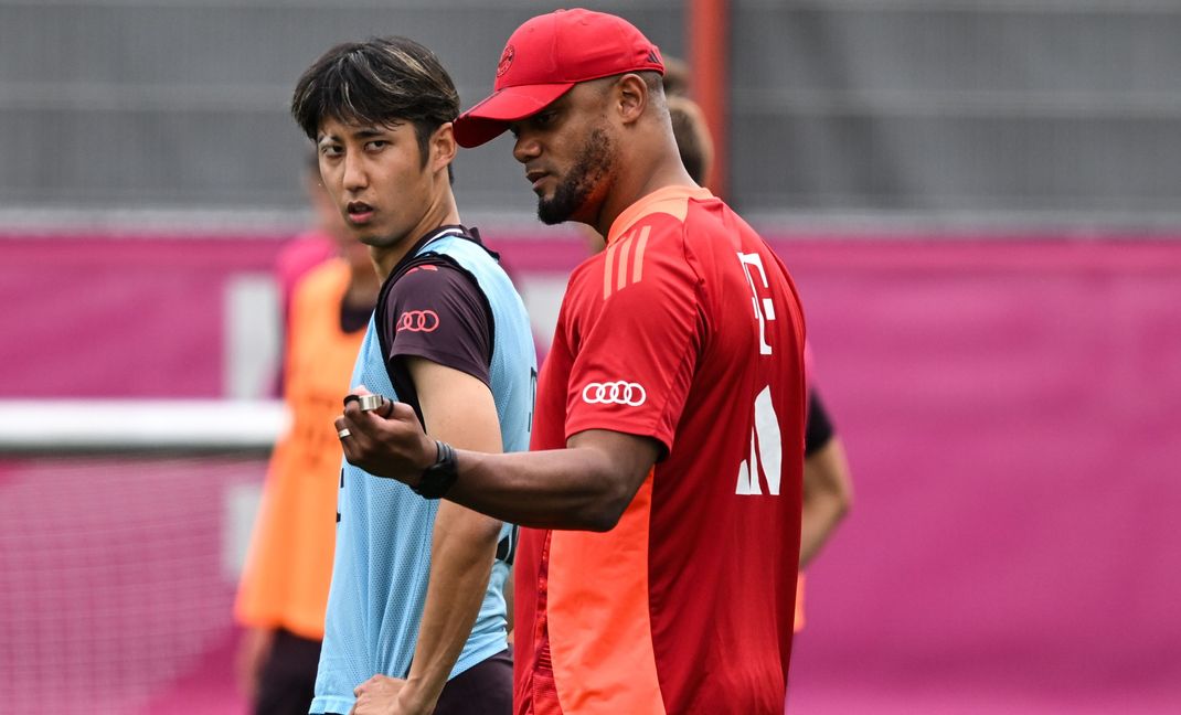 Trainer Vincent Kompany gibt Hiroki Ito (l) Anweisungen. 