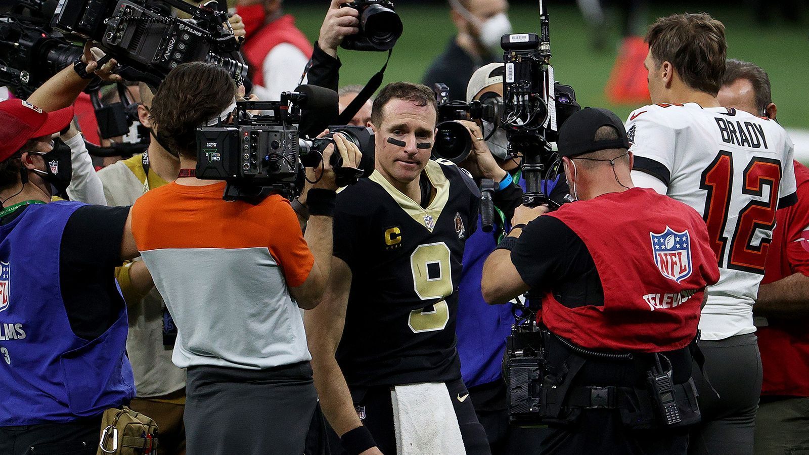 
                <strong>Drew Brees denkt über Karriereende nach</strong><br>
                Eine Ära könnte enden. Mit 42 Jahren und 20 NFL-Saisons in den Knochen könnte Saints-Quarterback Drew Brees seine Karriere schon bald beenden. Vor dem Duell gegen die Bucs berichtete Jay Glazer bei "Fox" noch: "Drew Brees spielt heute Abend das letzte Spiel im Superdome. Drew Brees wird aufhören. Das war's." Doch der Superstar selbst wollte sich nach dem Ausscheiden gegen seinen größten Kontrahenten Tom Brady nicht festlegen: "Ich werde mir selbst die Zeit geben, über die Saison nachzudenken, über eine Menge Dinge nachzudenken, so wie ich das auch im vergangenen Jahr gemacht habe und dann werde ich eine Entscheidung treffen," so Brees nach dem Spiel.
              