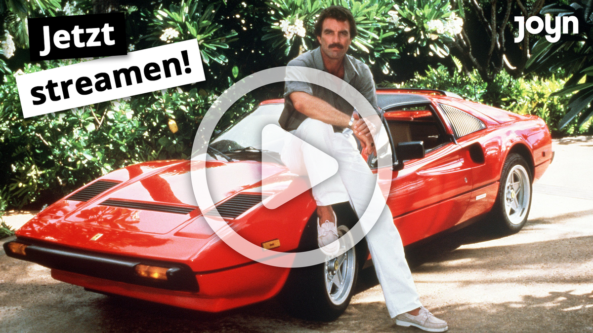 Tom Selleck als Thomas Magnum mit seinem roten Ferrari in einer Szene der TV-Serie "Magnum" (1985).