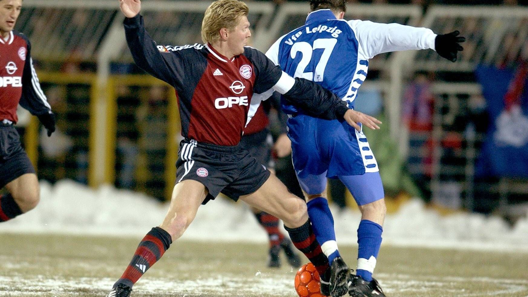 <strong>Januar 2002: VfB Leipzig 2:1 FC Bayern</strong><br>Dieses Testspiel gegen den Oberligisten hätte beinahe gar nicht stattgefunden. Weil der Platz gefroren war, stand ein Ausfall zur Debatte. Doch viele Helfer bekamen den Platz einigermaßen spielbereit. Wirklich angenehm war es dennoch nicht. "Die Bayern haben dann dementsprechend auch so Fußball gespielt", erklärte der damalige Trainer Dixie Dörner Jahre später der "MZ".