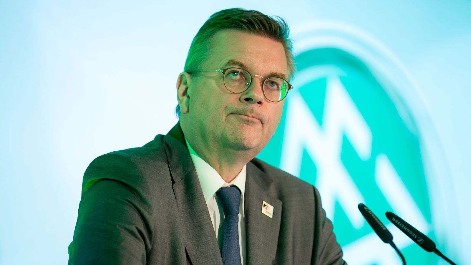 
                <strong>9. Juli: Grindel fordert im "Kicker" Erklärung von Özil</strong><br>
                DFB-Präsident Reinhard Grindel springt Bierhoff derweil bei und fordert Özil im Interview mit dem "Kicker" zu einer Stellungnahme auf. Wörtlich sagt der Verbandsboss: "Es stimmt, dass sich Mesut bisher nicht geäußert hat. Das hat viele Fans enttäuscht, weil sie Fragen haben und eine Antwort erwarten. Diese Antwort erwarten sie zu Recht. Deshalb ist für mich völlig klar, dass sich Mesut, wenn er aus dem Urlaub zurückkehrt, auch in seinem eigenen Interesse öffentlich äußern sollte." Auch diese Sätze rufen in der Öffentlichkeit heftige Kritik hervor.
              