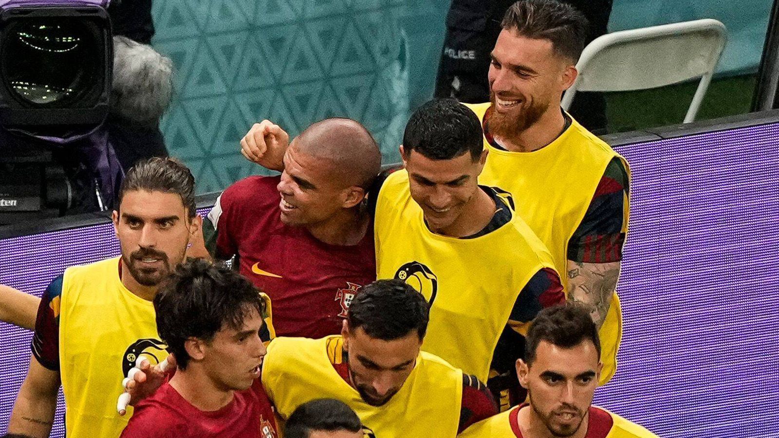
                <strong>Gemeinsamer Jubel mit Pepe</strong><br>
                In der 33. Minute trifft Pepe per Kopf zum 2:0. Teamkollege Ronaldo lässt es sich trotz seines Platzes auf der Bank nicht nehmen, mit dem Innenverteidiger das Tor zu bejubeln.
              