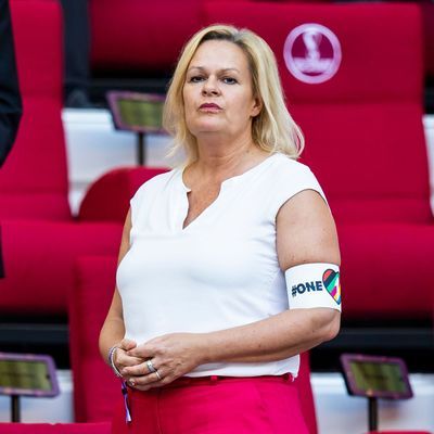 Innenministerin Nancy Faeser (SPD) trägt eine Armbinde mit der Aufschrift "One Love".