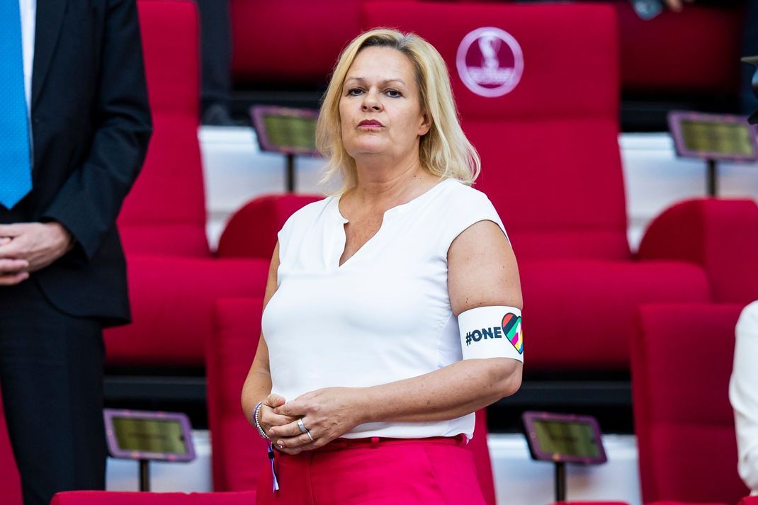 Innenministerin Nancy Faeser (SPD) trägt eine Armbinde mit der Aufschrift "One Love".