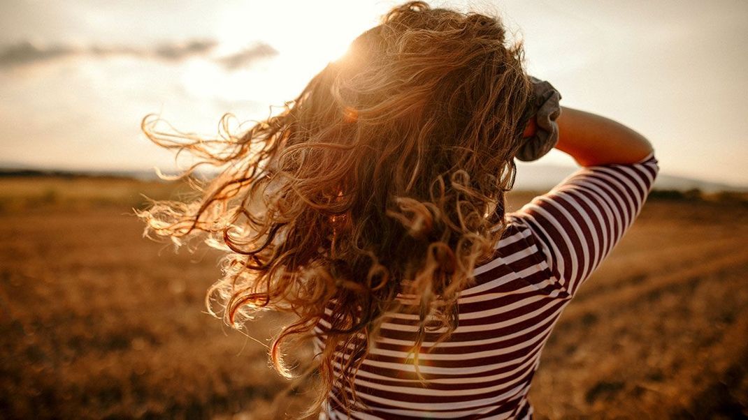 Ran an den Fön und zaubere dir mehr Volumen für deine Haare in Windeseile.