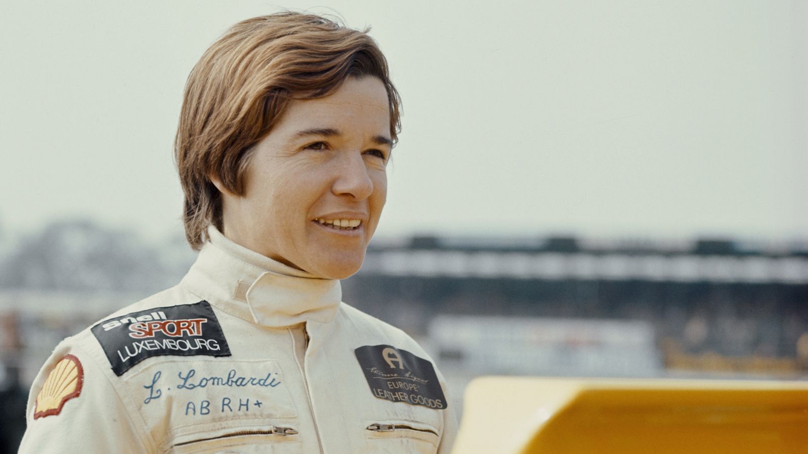 
                <strong>Lella Lombardi (DTM-Saison 1984, 2 Rennen)</strong><br>
                Lella Lombardi war die erste Frau bei der DTM. Zuvor hatte sich die Italienerin als einzige Frau Punkte in der Formel 1 erkämpft. Bei ihrem DTM-Gaststart 1984 holte sie in Hockenheim sogleich den siebten und im zweiten Rennen den zehnten Platz - allerdings fuhr sie außerhalb der Konkurrenz und bekam keine Punkte.
              
