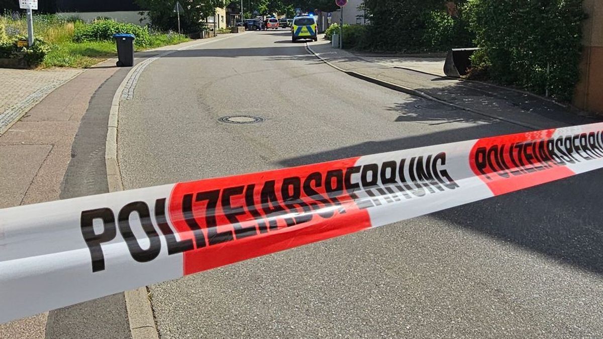 In Wangen, Kreis Göppingen (Baden-Württemberg), ist ein Mann erschossen worden, der zuvor mit einem Messer zwei Polizisten angriff - einer wird dabei schwer verletzt. 