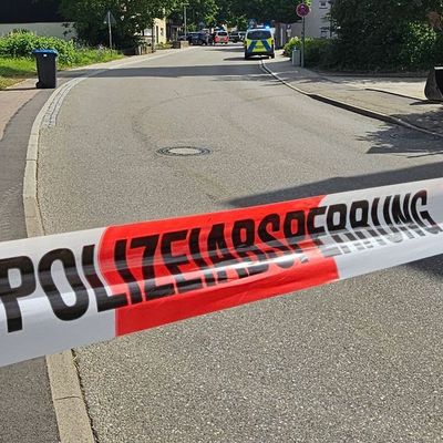 In Wangen, Kreis Göppingen (Baden-Württemberg), ist ein Mann erschossen worden, der zuvor mit einem Messer zwei Polizisten angriff - einer wird dabei schwer verletzt. 