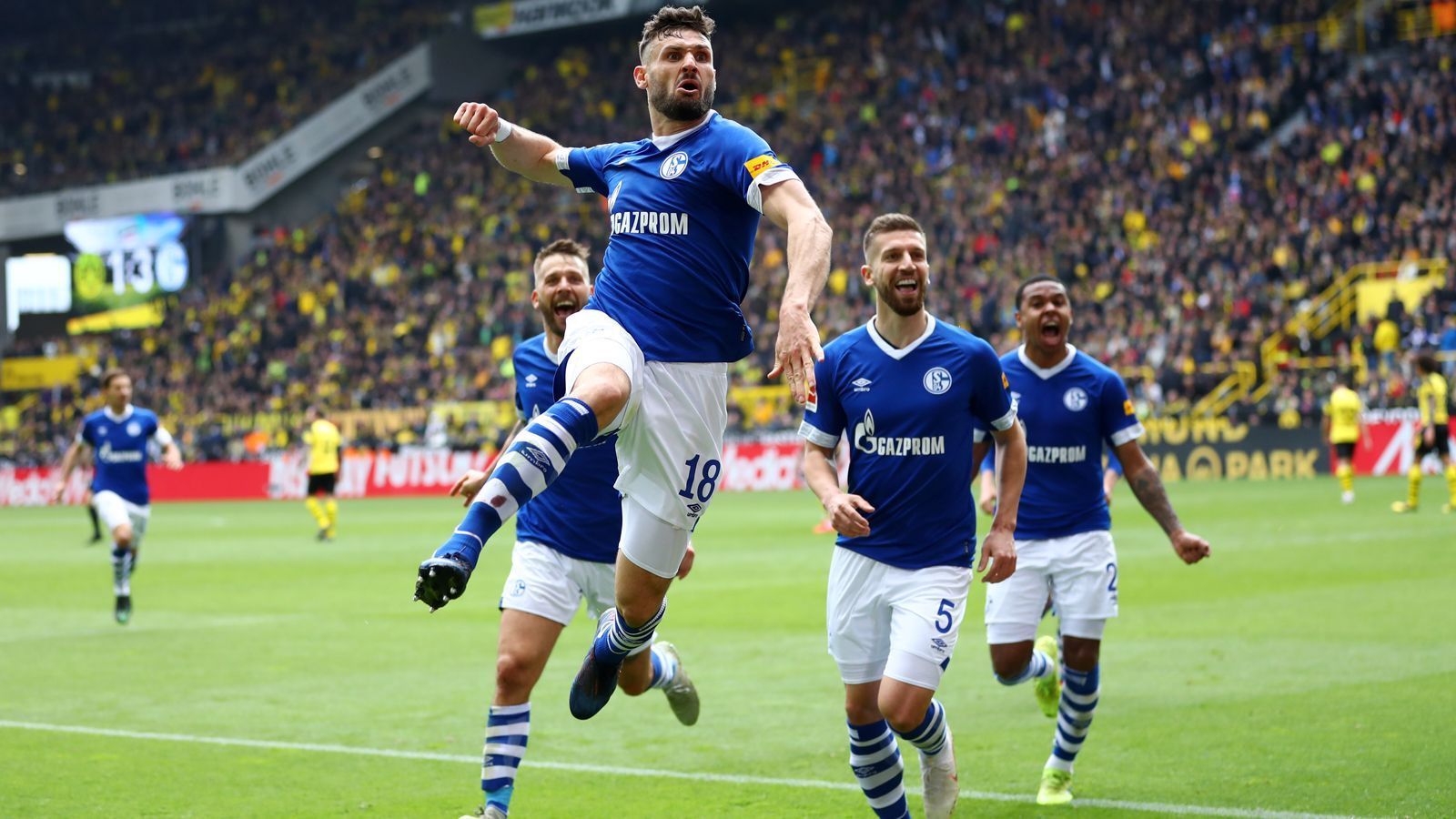 
                <strong>Mittelfeld - Daniel Caligiuri</strong><br>
                Den bislang letzten Schalker Derbysieg feierten die Gelsenkirchener im April 2019 auswärts in Dortmund. Mann des Spiels war damals Daniel Caligiuri, dem beim 4:2-Sieg ein Doppelpack gelang. Zudem bereitete der Deutsch-Italiener auch noch einen weiteren S04-Treffer vor. Mit diesem Erfolg vermasselten ausgerechnet die Schalker dem Erzrivalen am 31. Spieltag der Saison 2018/19 auch noch den möglichen Meistertitel. In der Spielzeit davor war Caligiuri auch beim legendären 4:4 in Dortmund unter den Torschützen der Gäste.
              