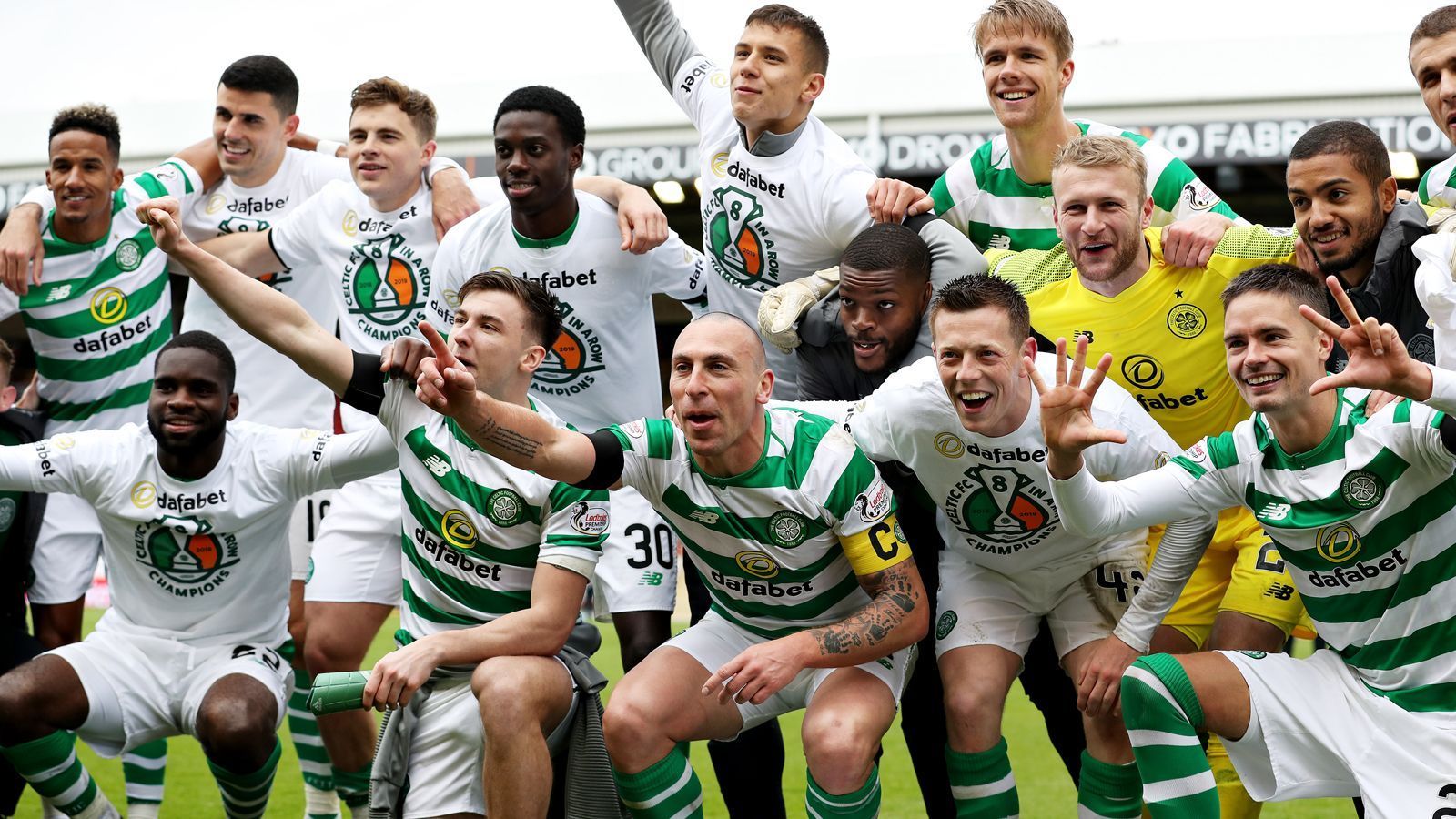 
                <strong>Scottish Premiership: Celtic Glasgow</strong><br>
                Die Meister-Serie von Celtic Glasgow in der schottischen Premiership geht weiter. Durch einen 3:0-Auswärtssieg bei Aberdeen fuhr Celtic den achten nationalen Meistertitel in Folge ein - und es ist ein besonderer Triumph, da es der 50. Meistertitel für Celtic Glasgow ist! Mickael Lustig (40.), Jozo Simunovic (53.) und Odsonne Edouard (88.) sorgten mit ihren Treffern für den vorzeitigen Titelgewinn.
              