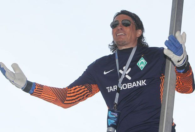 
                <strong>Alaaf, Aloha, Hellau - Fußballstars beim Karneval</strong><br>
                Ist das etwa? Nein er ist es nicht. Aber als Double von Tim Wiese macht sich dieser Karnevalist gar nicht schlecht.
              