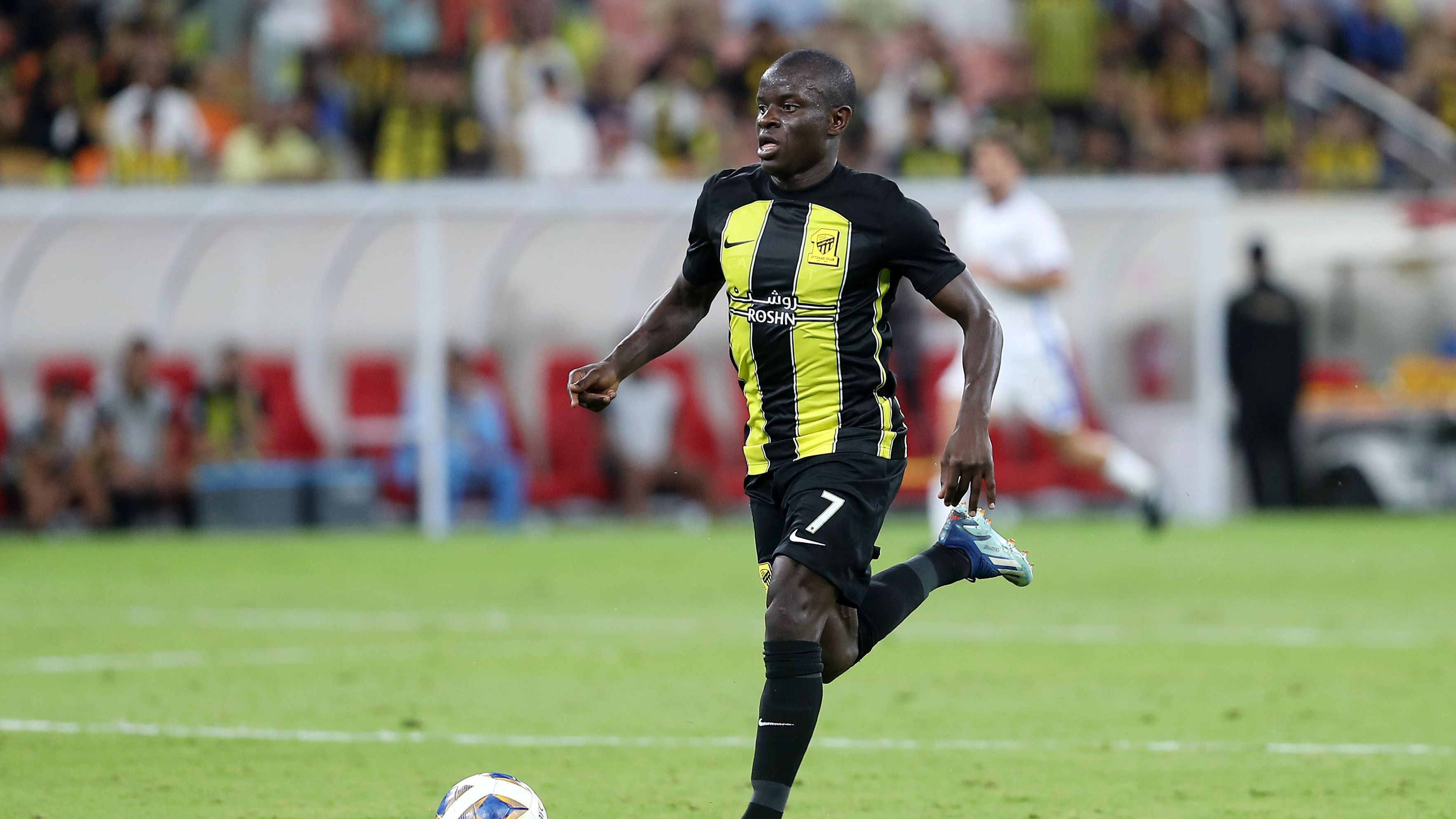 <strong>Center: N'Golo Kante (Al-Ittihad)<br></strong>Klein, kompakt, clever: N'Golo Kante. Der 32-Jährige ist der perfekte Center. Er strahlt die nötige Ruhe aus und ist im Zweikampf nicht leicht zu schlagen. De Bruyne muss sich keine Sorgen machen, dass durch die Mitte Druck der Verteidigung kommt.