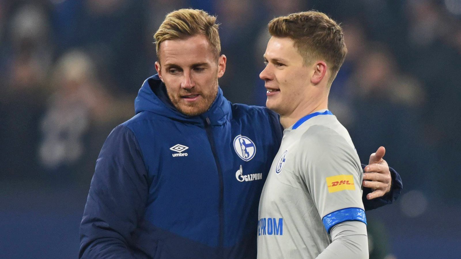 
                <strong>Alexander Nübel</strong><br>
                Schalke-Coach Domenico Tedesco betonte allerdings auch, dass die Degradierung von Fährmann nicht zwangsläufig von Dauer sein muss. "Ralle ist und bleibt ein ganz wichtiger Bestandteil der Mannschaft, dessen Wort sehr viel Gewicht hat. Selbstverständlich bleibt er Kapitän", erklärte der Trainer. Warum er derzeit dennoch Nübel vorzieht und auf Fährmann verzichtet? "In den letzten Spielen waren Unsicherheiten dabei. Wir hatten das Gefühl, dass Ralle nicht frei im Kopf ist." Sollte sich dies ändern, könnte Fährmann seine Rolle als Nummer eins zurückbekommen. Bis dahin kann aber Alexander Nübel weiterhin seine Chance nutzen, um in der Bundesliga zu glänzen.
              