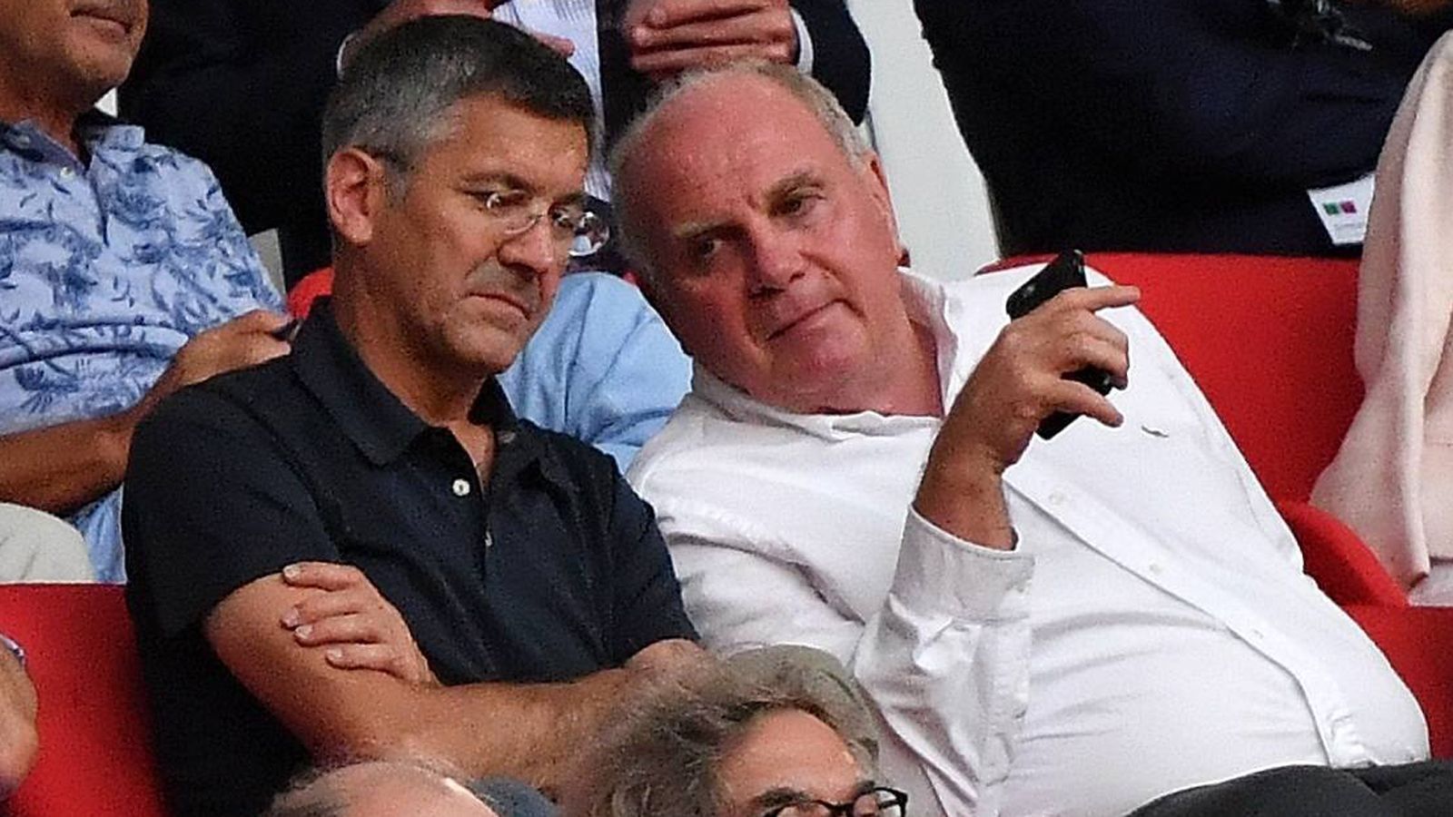 
                <strong>Nachfolger von Uli Hoeneß beim FC Bayern München: Das ist Herbert Hainer</strong><br>
                Hainer stand zu Hoeneß, als der wegen Steuerhinterziehung im Gefängnis saß. "Man steht zu seinem Freund, unabhängig von dem, was opportun ist", sagte Hainer, als er als einer der ersten Hoeneß im Gefängnis besuchte und demonstrativ zu ihm stand. In der Position als Vorstandschef des Sportartikel-Riesen adidas ist das nicht selbstverständlich.
              