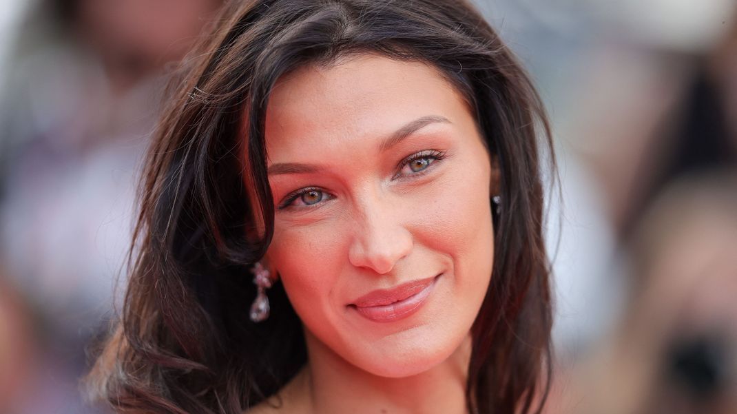 Bella Hadid zeigt, dass Style und Gemütlichkeit Hand in Hand gehen.