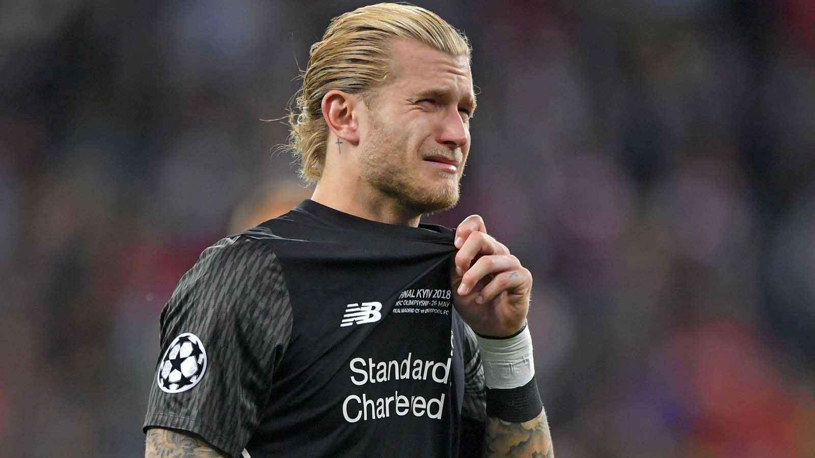 
                <strong>Die Karriere von Loris Karius</strong><br>
                Nach dem Schlusspfiff ist er untröstlich und entschuldigt sich bei den Fans. Erst einige Wochen später wird bekannt, dass Karius durch einen Schlag von Real-Verteidiger Sergio Ramos, kurz vor dem ersten Gegentor, eine Gehirnerschütterung erlitten hat. Doch sein Ruf scheint ruiniert.
              