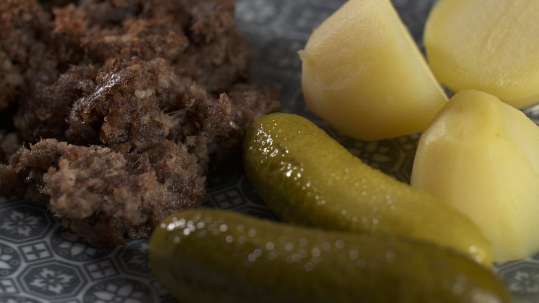 Der Calenberger Pfannenschlag kommt ursprünglich aus dem Calenberger Land, das südwestlich von Hannover liegt. Durch die nahrhafte Hafergrütze war es ein echtes Arme-Leute essen. Heute wird es gerne mit Brot, Kartoffeln und sauren Gurken verspeist.