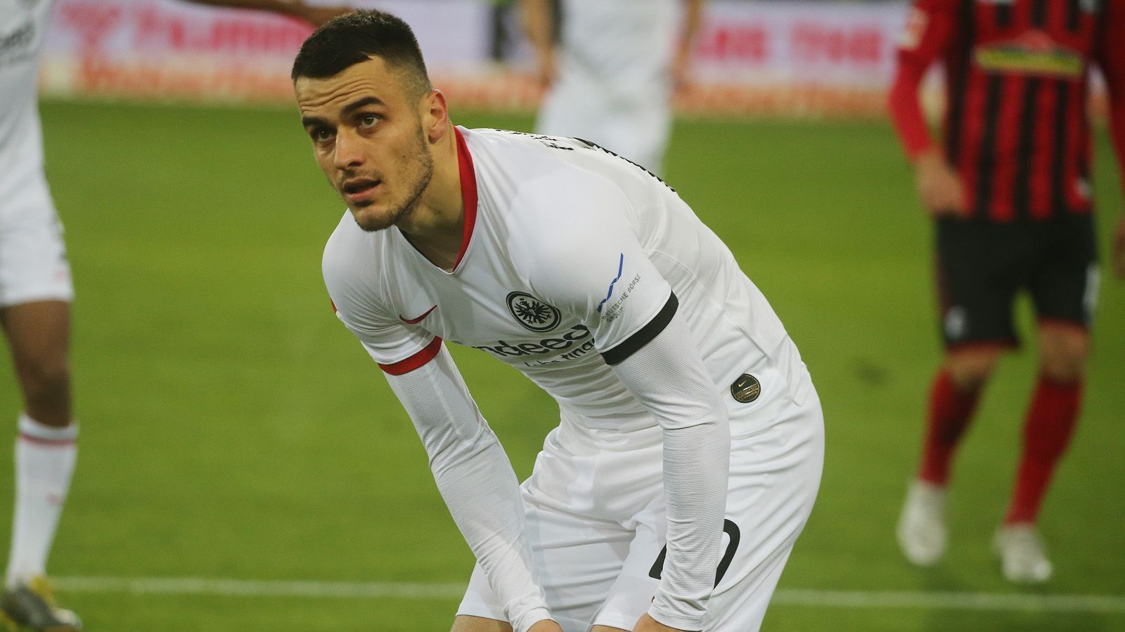 
                <strong>Filip Kostic </strong><br>
                Alter: 27Position: Linkes Mittelfeld Letzter Wechsel: 2018 - Vom Hamburger SV zu Eintracht Frankfurt für ca. 6 Millionen Euro
              