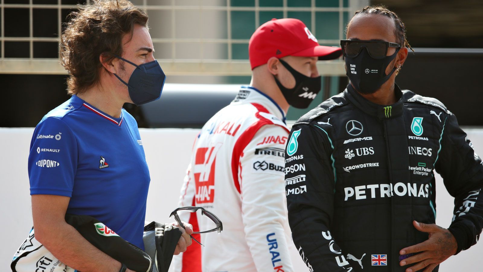 
                <strong>Bahrain-Tests: Wiedersehen und Kennenlernen in Königsklasse</strong><br>
                Rückkehrer, Rookie und Rekordweltmeister dicht beieinander: Fernando Alonso (l.) ist nach zwei Jahren zurück in der Königsklasse, Nikita Masepin (M.) bestreitet seine erste F1-Saison und Lewis Hamilton peilt seinen achten WM-Titel an, womit er auch Michael Schumacher endgültig in den Schatten stellen würde.
              
