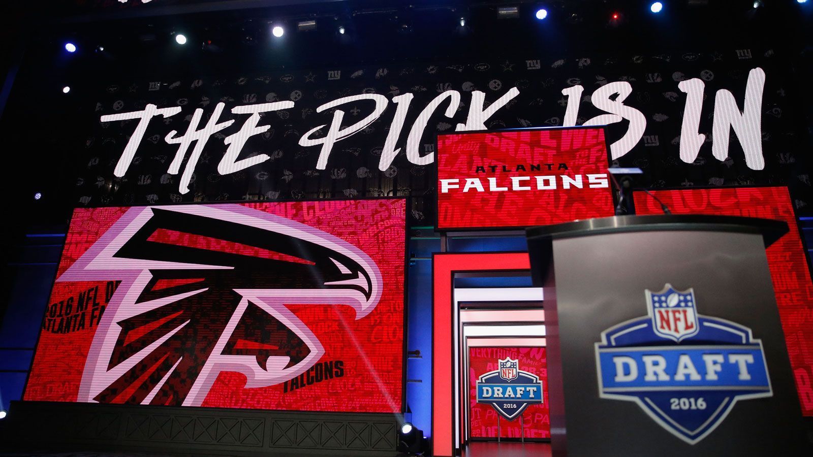 
                <strong>Falcons sind bereit den vierten Pick zu traden - Welche Optionen kommen infrage?</strong><br>
                Wie NFL-Insider Adam Schefter vermeldet, sind die Atlanta Falcons bereit, den vierten Pick des anstehenden NFL Drafts 2021 (30. April bis 1. Mai live auf ProSieben MAXX und ran.de) abzugeben. Angebote dürften angesichts der starken Quarterback-Klasse nicht ausbleiben - gleich mehrere Teams sind auf der Suche nach einem neuen Franchise-QB. An wen könnten Falcons ihren Pick also abgeben? Wappnen sie sich vielleicht selbst für eine Zeit nach Matt Ryan? Oder kommt doch eine neue Waffe für das Passspiel? ran.de zeigt die Optionen von Atlanta. 
              