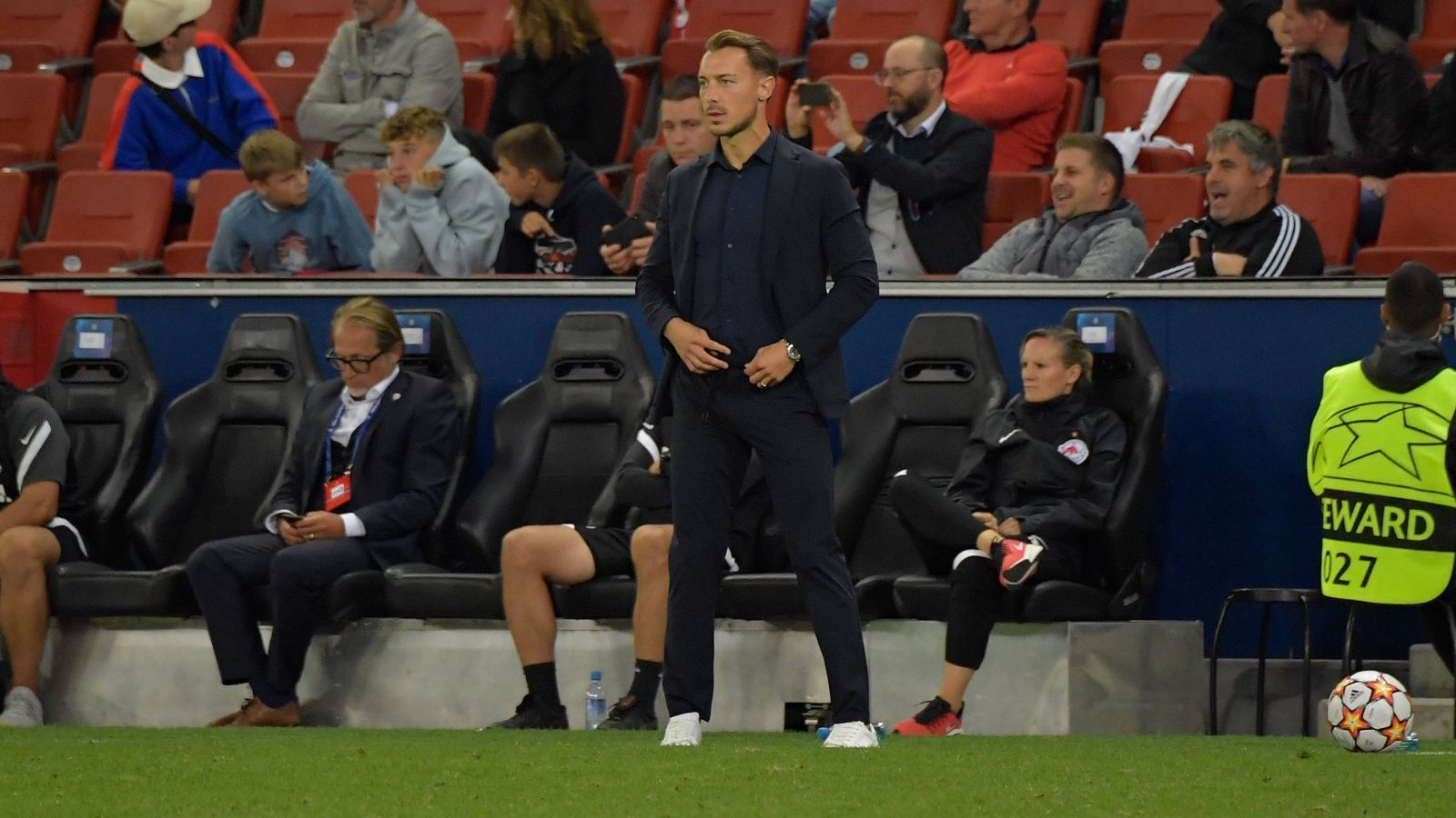 
                <strong>Matthias Jaissle (RB Salzburg)</strong><br>
                Red Bull Salzburg und die Champions League haben eine befangene Geschichte. Satte elf Mal in Serie scheiterten die Österreicher in der Qualifikation zur Königsklasse, mittlerweile haben sie sich zwei Mal in Folge qualifiziert und stehen auch dank Neu-Trainer Matthias Jaissle vor Qualifikation Nummer drei. Gegen Bröndby drehte das Team des Nachfolgers von Jesse Marsch im Hinspiel einen frühen 0:1-Rückstand und gewann noch 2:1. Damit stehen für Jaissle, wie für Schmidt in Eindhoven, in sechs Pflichtspielen sechs Siege zu Buche. Das Rückspiel in Schweden findet am 25. August statt.
              