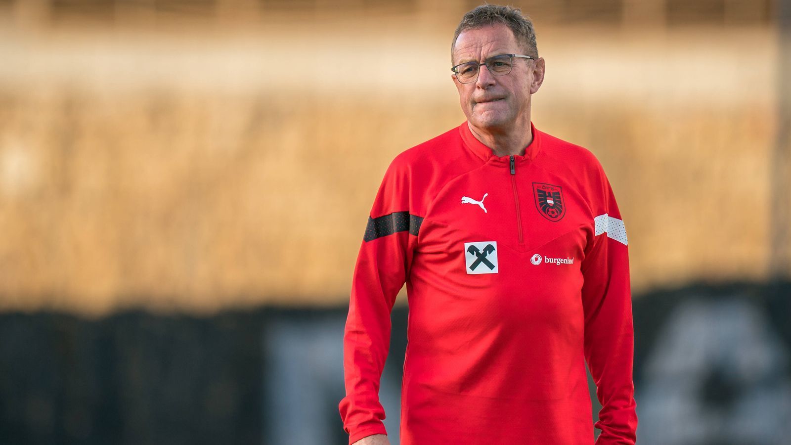 
                <strong>Ralf Rangnick</strong><br>
                Rettet Ralf Rangnick den deutschen Fußball? Der Visionär, der einst 1899 Hoffenheim und RB Leipzig federführend übernahm und aus den Klubs mittlerweile etablierte Bundesliga-Klubs formte, ist dafür bekannt, bei seinen Stationen keinen Stein auf dem anderen zu lassen. Nicht zuletzt deshalb wird Rangnick nachgesagt, ein schwieriger Typ zu sein, der vor allem als Alleinherrscher fungiert und funktioniert. Außerdem müsste der DFB für ein mögliches Rangnick-Engagement voraussichtlich Ablöse bezahlen. Schließlich trat der 64-Jährige erst im Sommer 2022 seinen aktuellen Job als Nationaltrainer Österreichs an und hat dort noch einen Vertrag bis zur EM 2024.
              