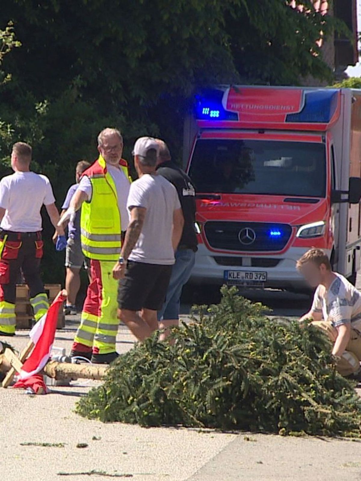 Maibaum kippt um - mehrere Verletzte