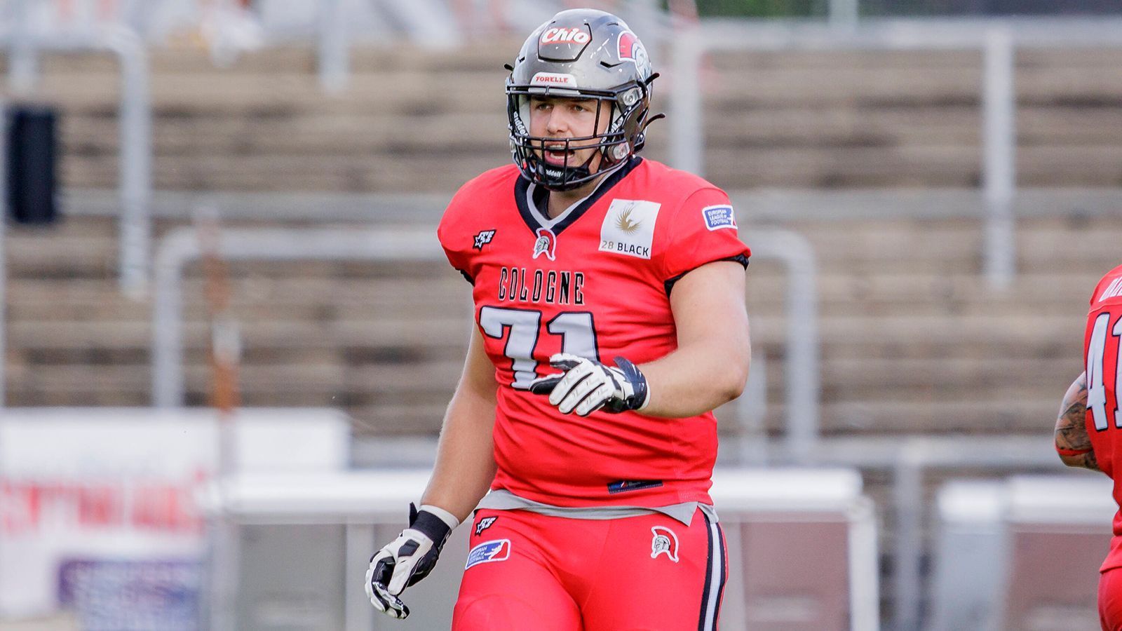 
                <strong>Leander Wiegand (Offensive Liner)</strong><br>
                Ein weitere Akteur von den Cologne Centurions: Leander Wiegand. Der Offensive Liner sammelte bereits Football-Erfahrungen in den USA. Er erhielt ein Stipendium an der Central Florida University und stand bei den UCF Knights im Kader, brach das Studium aber aus persönlichen Gründen ab. 
              