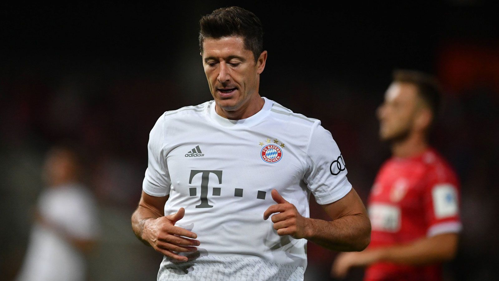 
                <strong>8. These: Lewandowski drängt im Winter auf einen Wechsel</strong><br>
                Neuer Trainer, zwei neue Spieler, es könnte alles so schön sein zum Rückrundenstart. Aber einer schießt halt immer quer. Diesmal Robert Lewandowski. Seinen Vertrag hatte er ja in weiser Voraussicht bis dato nicht verlängert. Jetzt droht der Stürmer mit Abschied. Wegen fehlender Wertschätzung seitens der Vereinsspitze. Hat ja schon mal funktioniert. Und jetzt gibt's auch noch einen richtigen Grund: Denn Sane verdient sooooooo viel mehr. Nicht mit mir, denkt sich Lewandowski. Der Typ ist sieben Jahre jünger als ich.
              