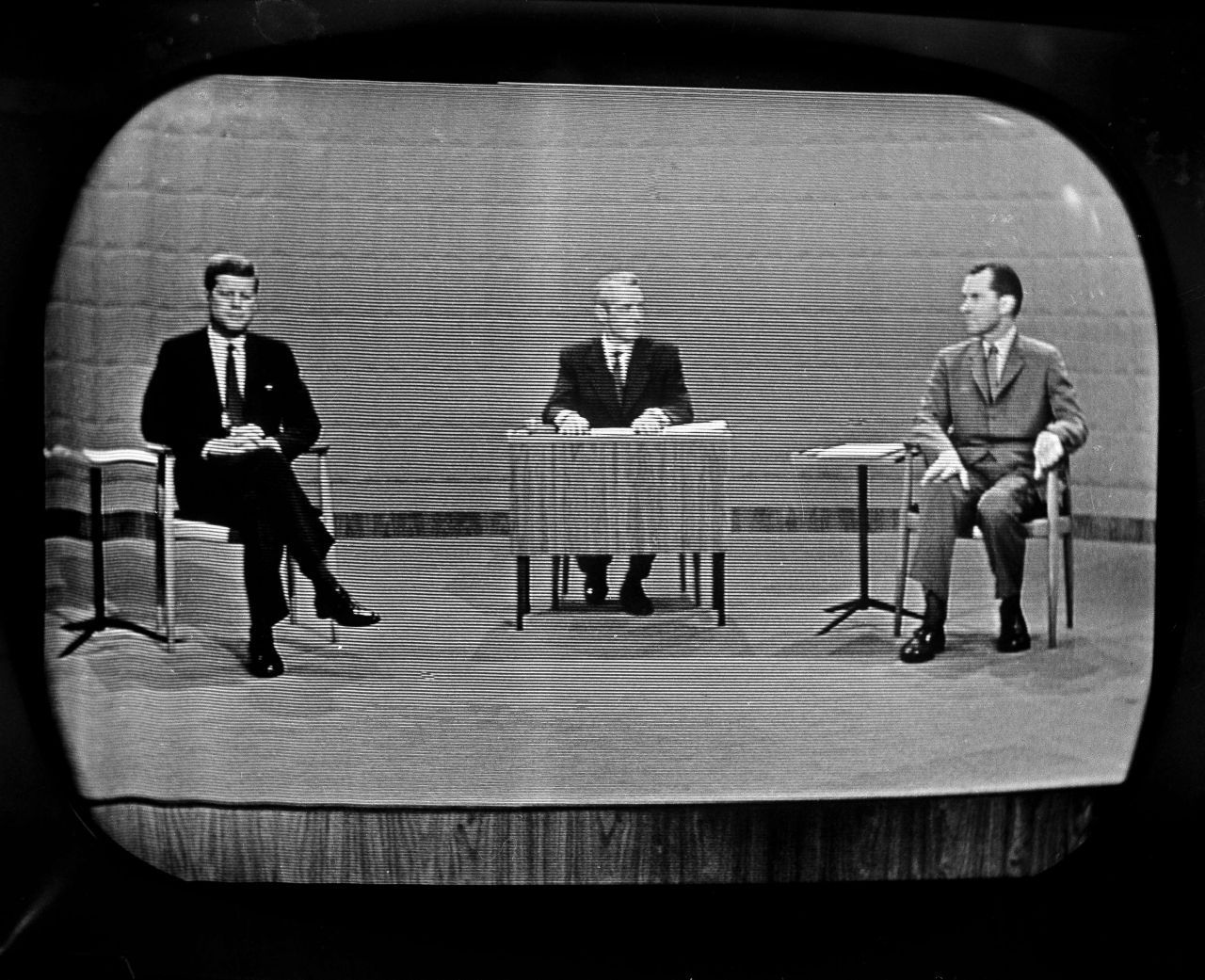 1960 fand das erste TV-Duell statt - zwischen dem damaligen Vizepräsidenten Richard Nixon und dem Demokraten John F. Kennedy (links im Bild). Nixon war körperlich erschöpft, das sahen ihm die Zuschauer an. Sein Kontrahent, der jugendlich wirkende Kennedy, gewann schließlich auch die Präsidentschaftswahl.