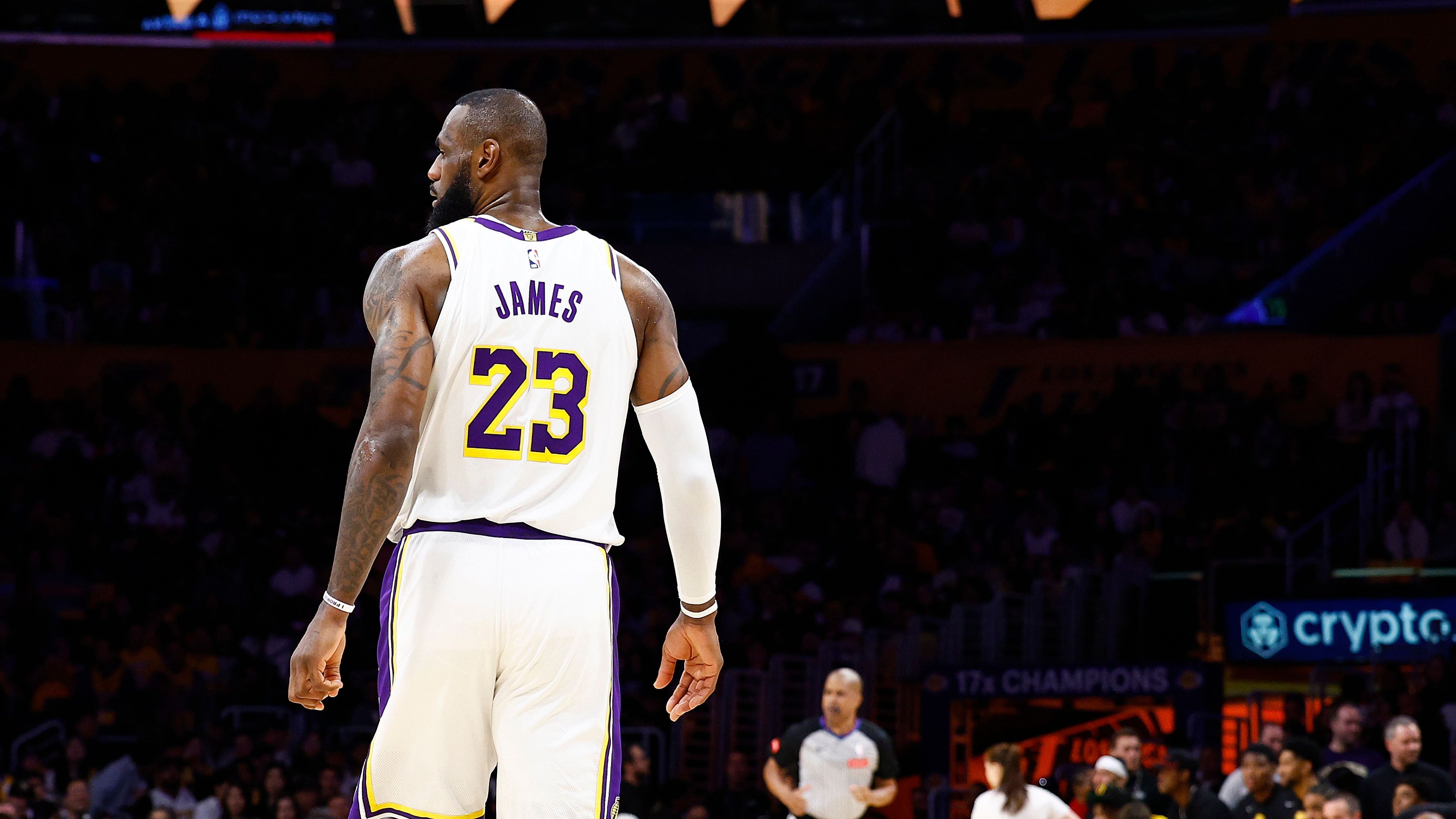 <strong>LeBron James - Spieleroption für kommende Saison</strong><br>Position: Forward<br>Letztes Team: Los Angeles Lakers<br>Letztes Gehalt: ca. 47,6 Millionen Dollar<br>Stats 2023/24: 25,7 Punkte, 7,3 Rebounds, 8,3 Assists