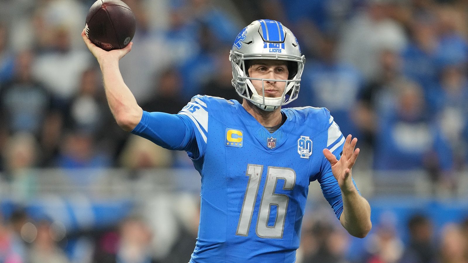 <strong>Gewinner: Jared Goff (Detroit Lions)</strong><br>Neben Tom Brady und Peyton Manning ist er der einzige Quarterback der NFL-Geschichte, der mit mehreren Teams mehrere Playoff-Siege einfahren konnte. Goff bestraft alle Kritiker, die ihn abgeschrieben haben und performt eiskalt. So auch beim 31:23-Sieg über die Tampa Bay Buccaneers mit zwei Touchdown-Pässen und 287 Passing Yards.