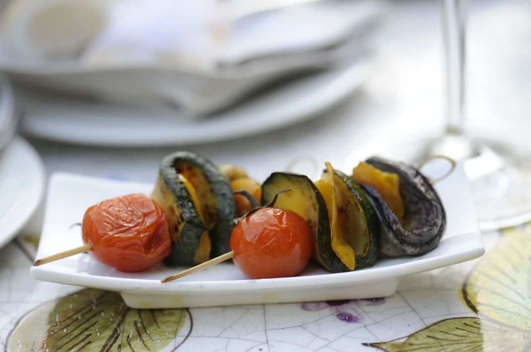 Zucchiniröllchen sind nur eine von vielen möglichen Varianten, die auch Vegetariern schmecken. Ob Sie es bei Zucchini belassen oder noch anderes Gemüse aufspießen, entscheiden Sie.