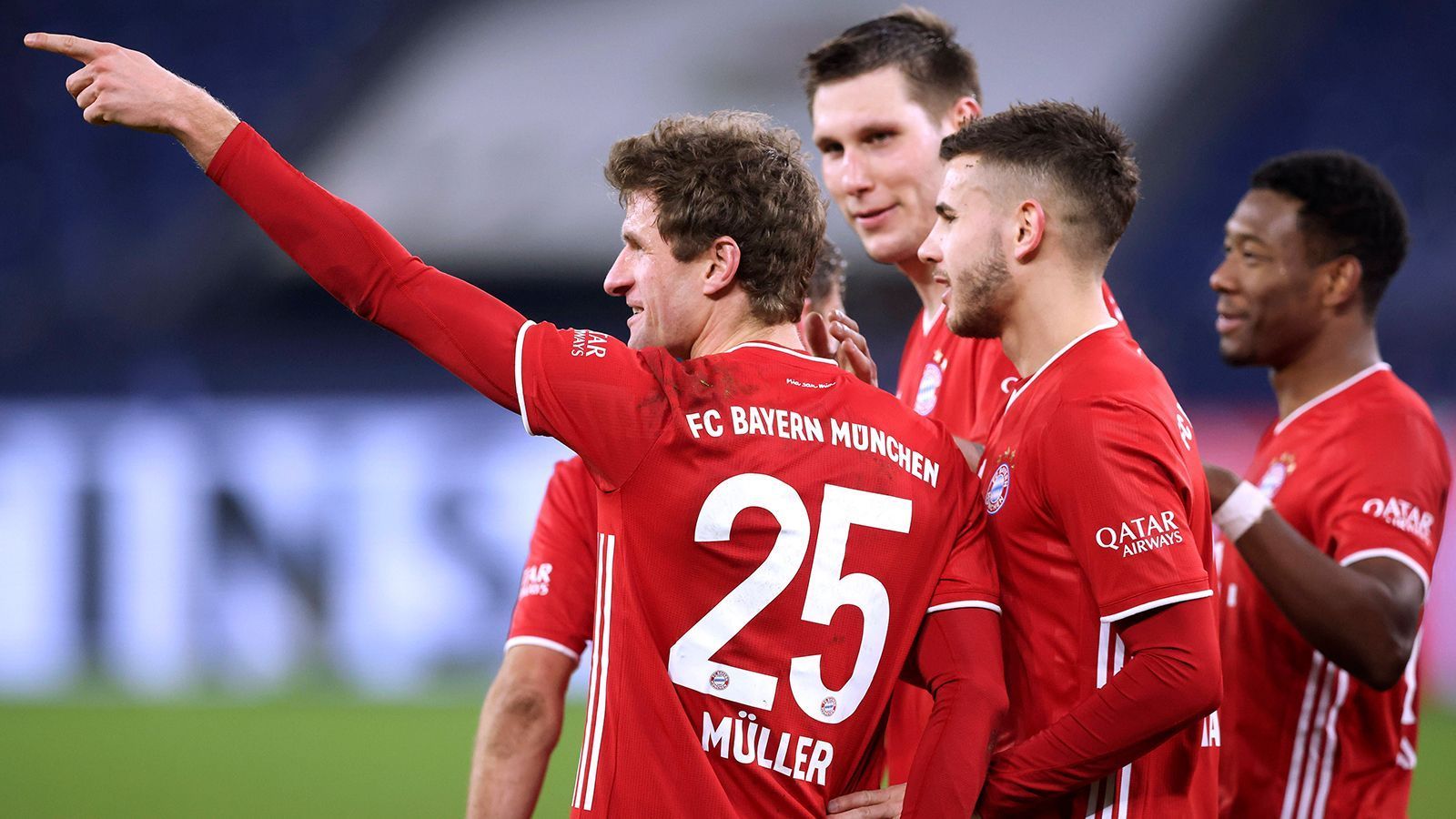 
                <strong>Möglichkeit 2: Thomas Müller</strong><br>
                Thomas Müller spielt eine herausragende Saison, was sich auch in seinen Statistiken bemerkbar macht: 13 Tore und 17 Assists sammelte der 31-Jährige in bislang 36 Pflichtspielen, in der Liga ist Müller im Schnitt sogar in jedem Spiel an einem Tor direkt beteiligt. Der Münchner ist hinter Lewandowski die treffsicherste und vor allem effizienteste Offensivkraft der Bayern. Das große Aber: Müllers Torgefahr ergibt oft aus seinem Instinkt für die von Mitspielern geschaffenen, leeren Räume sowie seine klugen Laufwege aus der Tiefe.
              