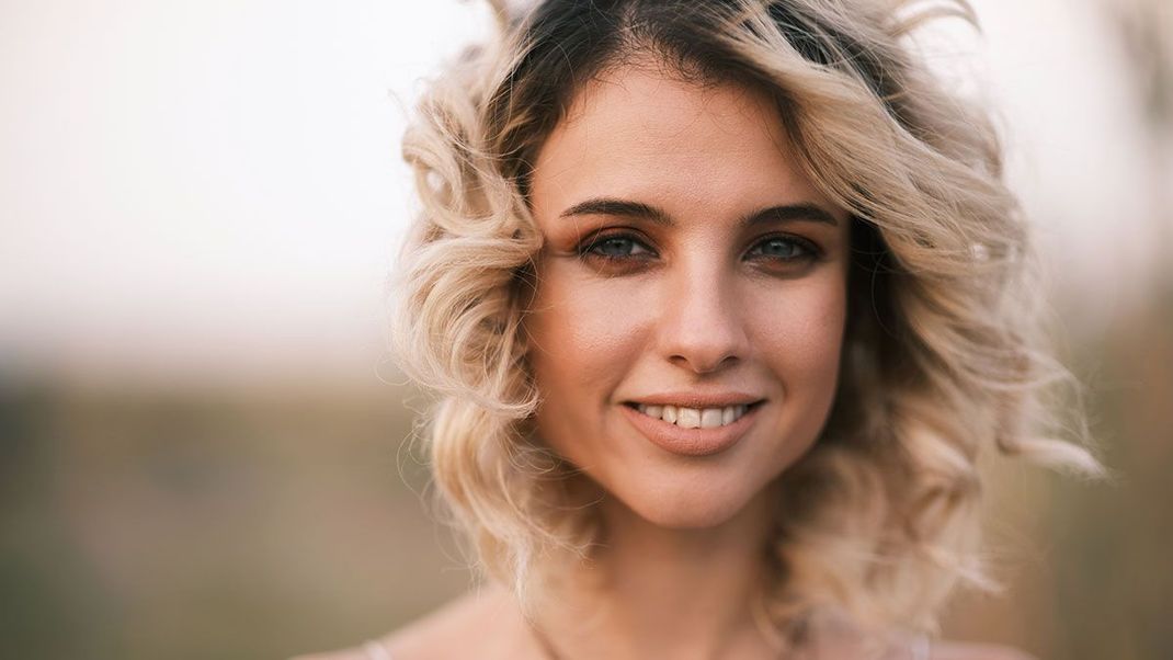 Federleicht, zart und verspielt – im Beauty-Artikel verraten wir euch die simplen Handgriffe für das Light Curls Hairstyling.