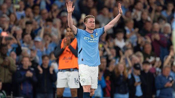 <em><strong>Kevin De Bruyne (Manchester City)</strong></em><br><em>Der Abschied von Manchester City ist für Kevin De Bruyne längst beschlossene Sache. Der Belgier wird seinen Vertrag bei den Skyblues nicht verlängern. Laut Transfer-Insider Sacha Tavolieri soll sich der Spielmacher nun mit der SSC Neapel über einen ablösefreien Wechsel einig sein. Demnach plant der italienische Topklub, De Bruyne einen Zweijahres-Vertrag vorzulegen - inklusive Option auf ein weiteres Jahr. Auch ein festes Modell über drei Jahre steht im Raum.</em>