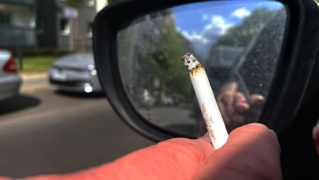 Das Entsorgen von Zigaretten aus dem Auto kann in Italien künftig teuer werden. (Archivbild)