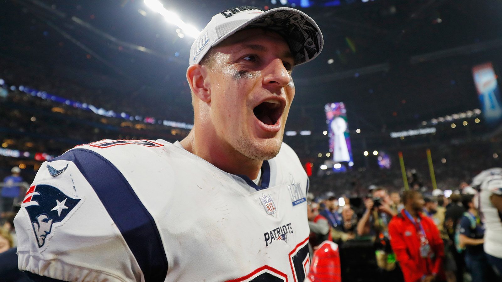 
                <strong>Rob Gronkowski</strong><br>
                Rob Gronkowski ist frischgebackener Super-Bowl-Champion und ließ es bei der Siegesfeier in Boston ordentlich krachen. Vielleicht wollte der Tight End diesen Sieg auch besonders genießen, weil der Super Bowl 53 sein letztes Spiel in der NFL gewesen sein könnte. Der 29-Jährige lässt die Fortsetzung seiner Karriere jedenfalls weiter offen. "Heute ist die Nacht, in der ich mit meinem Team feiern möchte. Was in der Zukunft ist, werde ich in wenigen Wochen entscheiden", meinte Gronk nach dem Spiel. Bei den Medienterminen vor dem Super Bowl blockte er alle Fragen zu einem möglichen Karriereende vehement ab. Schon in er Vergangenheit musste er häufig wegen Verletzungen passen: doppelter Unterarmbruch, Kreuzbandriss, Knie- und Rückenbeschwerden haben dazu geführt, dass Gronkowski seit 2011 keine der Regular Seasons durchgespielt hat. "Stell dir vor, du bekommst die ganze Zeit einen mit und bist trotzdem genau da, wo du sein willst. Aber es ist schwer, Hits am Kopf einzustecken und seinen Körper so zu malträtieren. Das will dein Gehirn nicht", erklärte Gronkowski vor dem Super Bowl vielsagend. Selbst wenn er in dieser Offseason die Schuhe an den Nagel hängt, wird er es ziemlich sicher in die Hall of Fame schaffen.
              