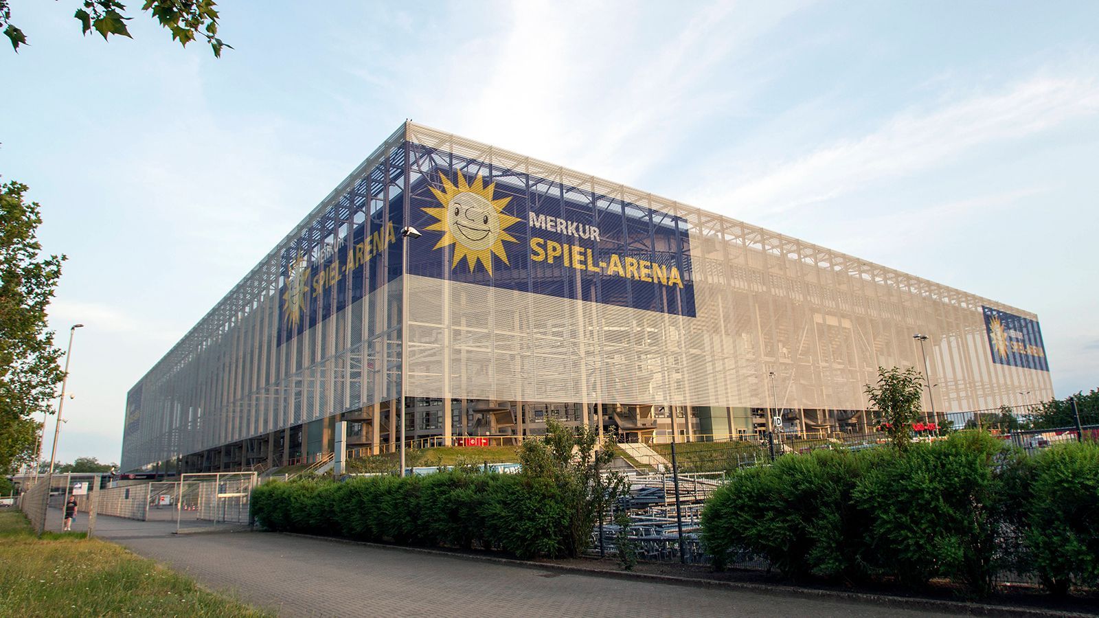 
                <strong>Düsseldorf Arena </strong><br>
                Die "Merkur Spiel Arena" von Zweitligist Fortuna Düsseldorf wird bei der EM 2024 unter dem Namen "Düsseldorf Arena" bekannt sein.
              