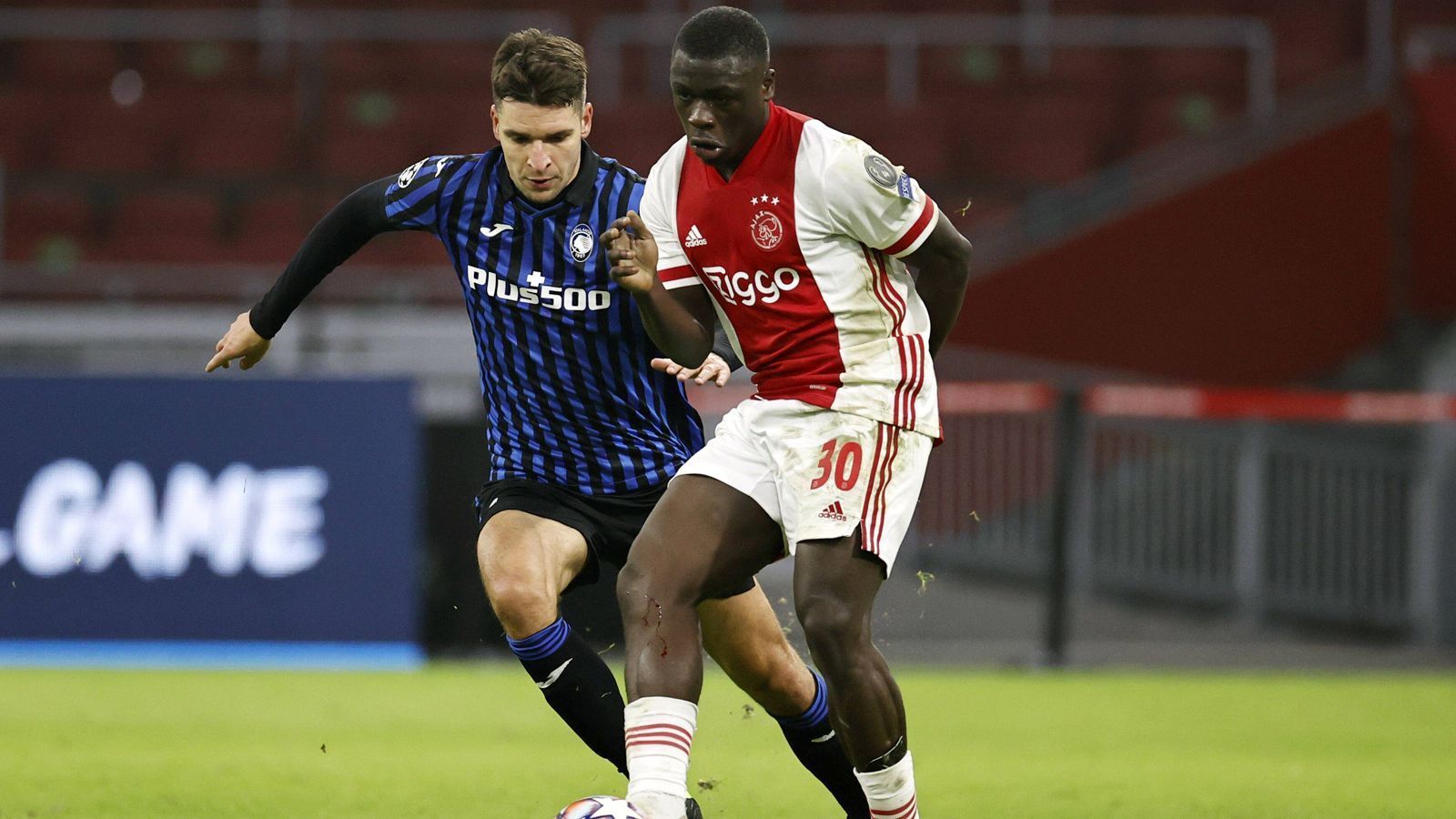 
                <strong>Brian Brobbey (Ajax Amsterdam)</strong><br>
                "Wir finden es schade, dass er geht und haben alles getan, um ihn länger bei Ajax zu halten. Er hat sich entschieden, nach dem Sommer woanders Fußball zu spielen. Es ist schwierig für mich, das zu akzeptieren, aber es ist seine Entscheidung. Brian steht noch ein paar Monate bei uns unter Vertrag, wenn wir ihn brauchen, werden die Trainer auf ihn zurückgreifen", sagte Ajax-Sportchef Marc Overmars über den feststehenden Abgang von Talent Brian Brobbey. Damit steht fest, dass sich der 19 Jahre alte Angreifer, beraten von Mino Raiola, im Sommer 2021 einem anderen Verein anschließen wird. Borussia Dortmund und RB Leipzig sollen Medienberichten zufolge zu den Interessenten zählen. In der ersten Mannschaft von Ajax kam Brobbey bislang sechs Mal zum Einsatz und erzielte zwei Treffer. In der zweiten Mannschaft und davor in den Jugend-Teams der Amsterdamer war er jahrelang ein verlässlicher Torjäger. 
              
