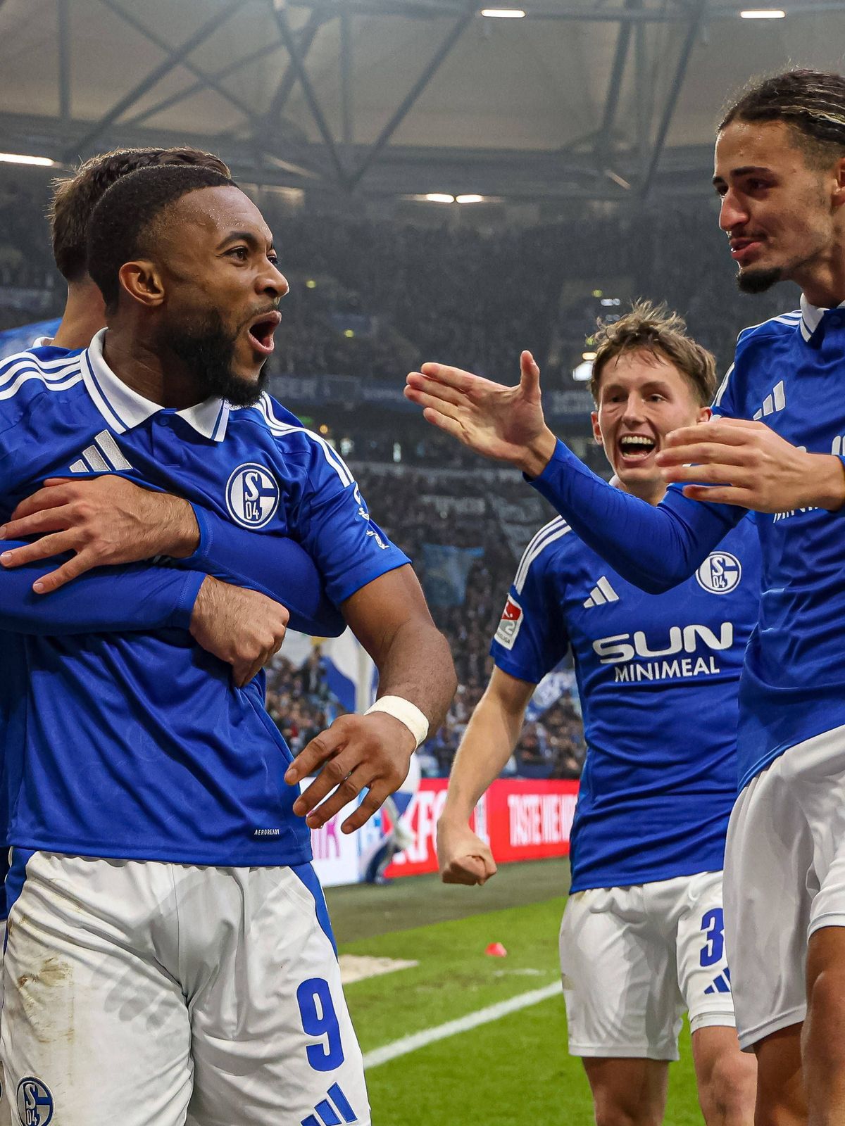 Sport Themen der Woche KW45 Sport Bilder des Tages Gelsenkirchen, Deutschland, 10.11.24: Moussa Sylla (FC Schalke 04) Torjubel, jubelt mit seiner Mannschaft nach dem Treffer zum 2:0 waehrend des Sp...