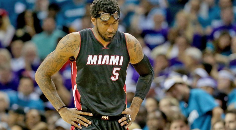 
                <strong>Das ist Amar'e Stoudemire</strong><br>
                Stoudemire versuchte sich in der Saison 2015/2016 bei den Miami Heat. Doch der frühere Leistungsträger war nur noch eine Randfigur. Nur 52 Partien, 5,8 Punkte im Schnitt und das Verpassen der Playoffs sorgten für seinen Karriere-Tiefpunkt. Er unterschrieb im Anschluss einen Eintagesvertrag bei den New York Knicks und trat nach 846 Partien als NBA-Spieler zurück. Er schloss sich für zwei Jahre bei Hapoel Jerusalem an.
              