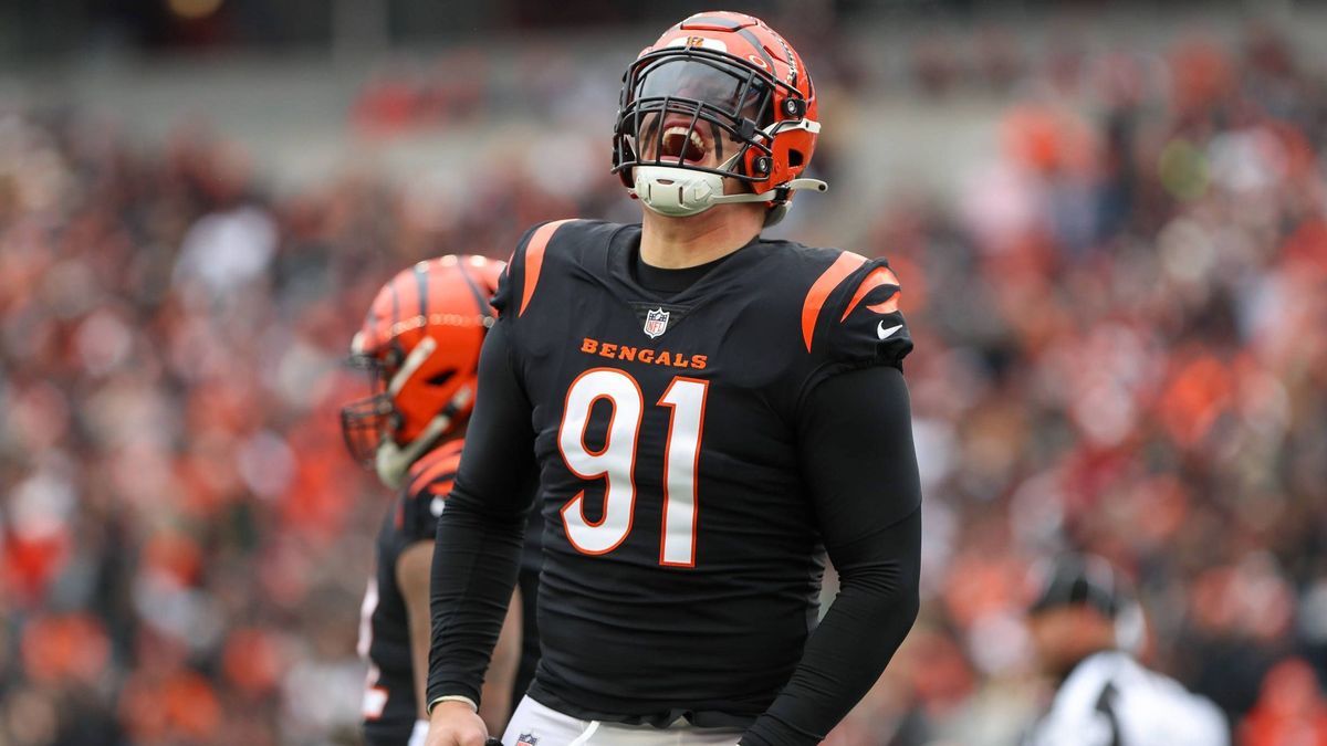 CINCINNATI, OH - JANUARY 07: Cincinnati Bengals defensive end Trey Hendrickson (91) reacts during the game against the Cleveland Browns and the Cincinnati Bengals on January 7, 2024, at Paycor Stad...