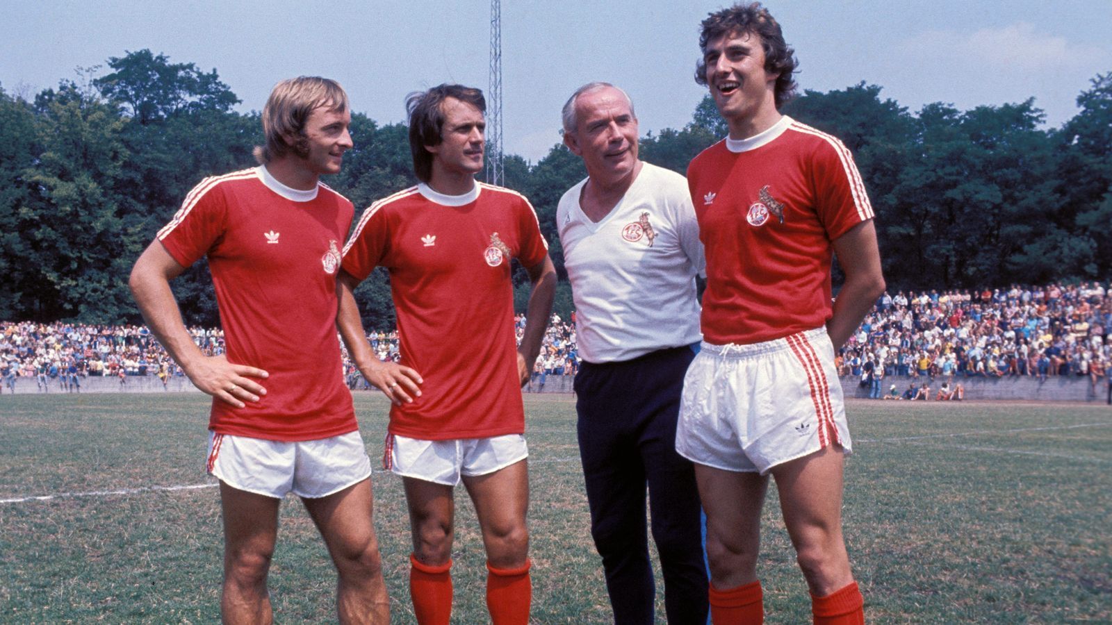 
                <strong>1. FC Köln (1977)</strong><br>
                Trainerlegende Hennes Weisweiler (2.v.re.) wechselt als Coach des 1. FC Köln bei der 0:4-Niederlage bei Eintracht Frankfurt den belgischen Stürmer Roger van Gool (li.) als dritten ausländischen Spieler ein. Seinerzeit waren nur zwei solcher Wechsel erlaubt.
              