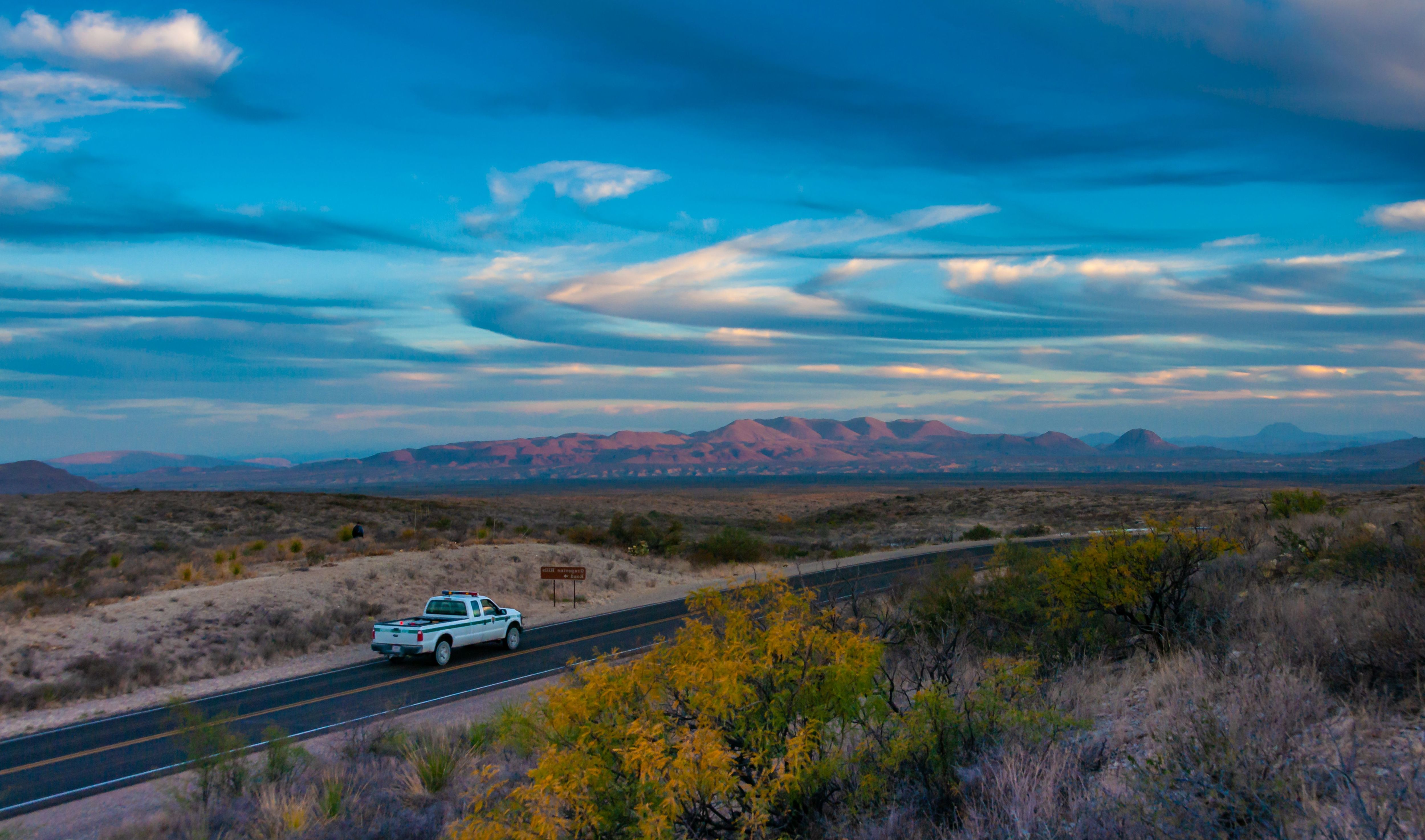 Ewige Weite und Prärie: Diese Straße führt durch den Big Bend Nationalpark im Südwesten von Texas. Er bietet eine unvergleichliche Kombination aus Gebirge und Wüste.