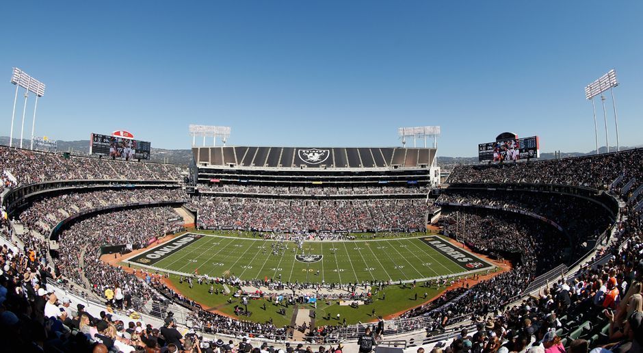 
                <strong>Oakland Raiders: Oakland–Alameda County Coliseum</strong><br>
                Baujahr: 1964.Kosten: 28,5 Millionen Dollar + 200 Millionen Dollar Renovierungskosten.Finanzierung aus öffentlichen Geldern: 200 Millionen Dollar bei Renovierungskosten.Kapazität: 56 063.Eröffnung: 1966.
              