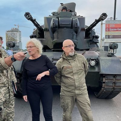 Verteidigungsministerin Lambrecht besucht zum ersten Mal seit Kriegsbeginn die Ukraine.