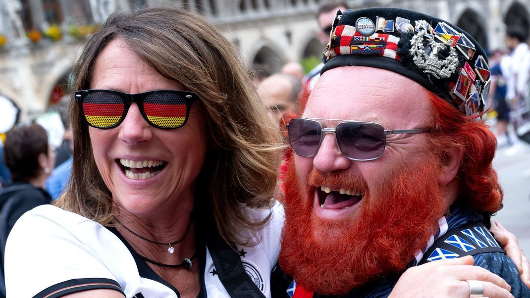 Fans von Schottland und Deutschland feiern vor dem Spiel in der Innenstadt auf dem Marienplatz.